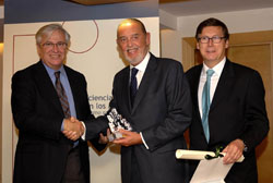 El ministro Joan Clos entrega uno de los I Premios IDAE